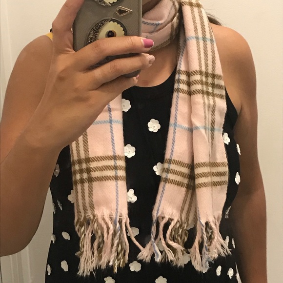 ๐ฏ Authentic Burberry Pink Lambswool Scarf ๐ - Picture 8 of 8